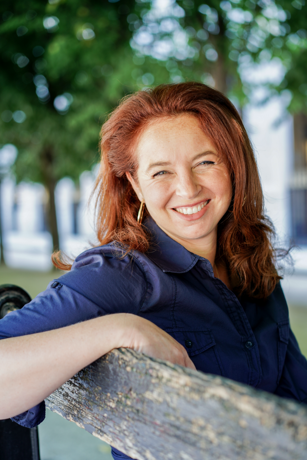 photo de Sabine Neuman assise sur un banc